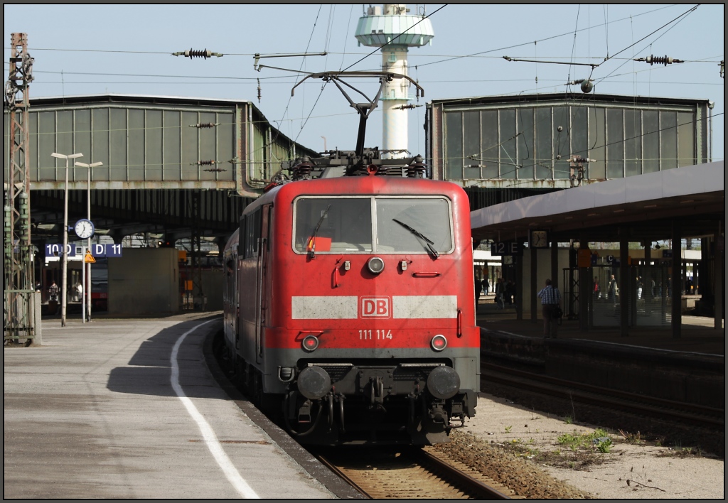 Sie sollte uns noch desfteren begegnen...111 114 mit einem Fan-Sonderzug in Richtung Oberhausen am 09.04.11 in Duisburg