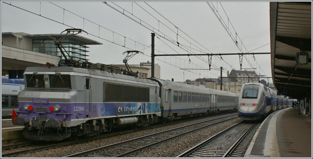 SNCF 22394 mit TER nach Lyon wartet in Dijon auf die Abfahrt.
22. Mai 2012
