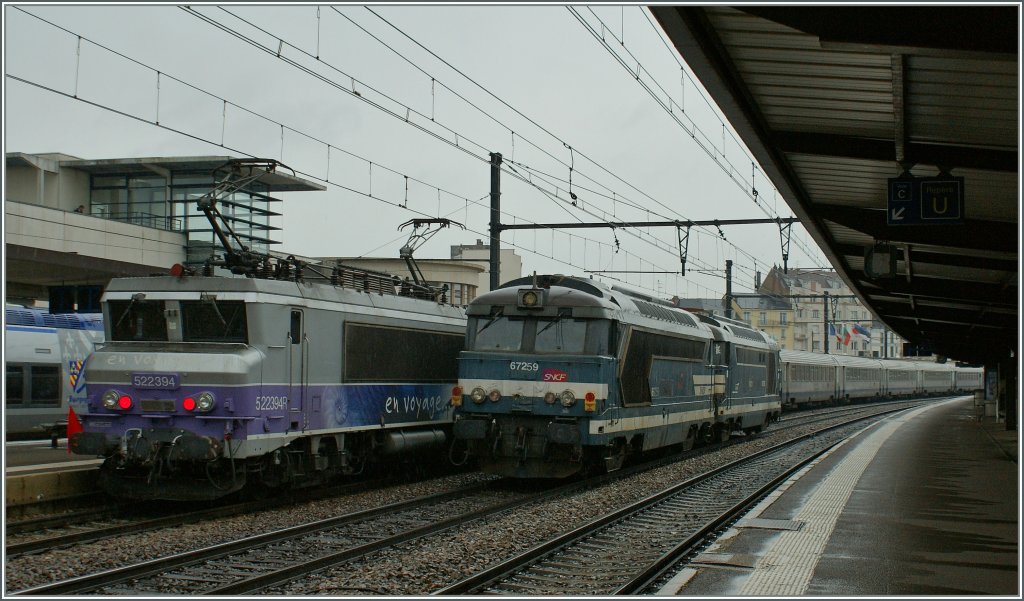 SNCF BB 22 394 und BB 67259 mit einer Schwesterlok in Dijon.
22. Mai 2012