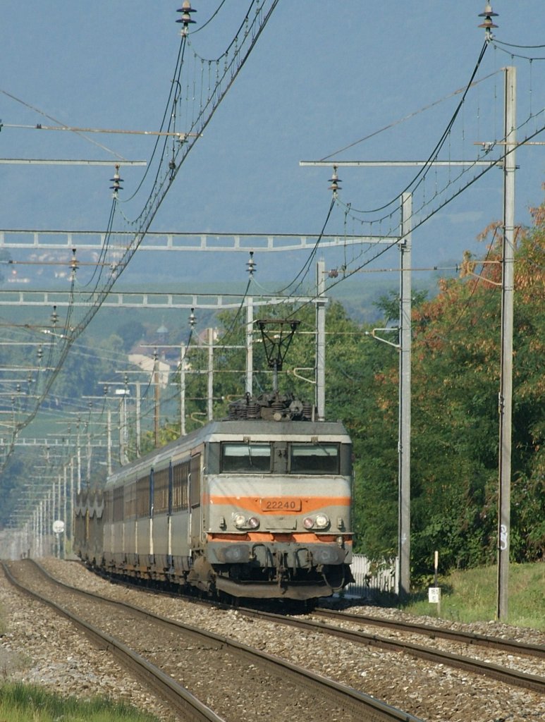 SNCF BB 22240 mit ihrem Nachtzug (mit Autoverlad) kurz vor Vernier Meyrin am 27. August 2009.