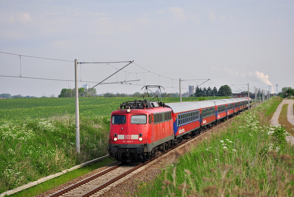 So muss ein Kreuzfahrersonderzug aussehen.Eine olle 110er und  EuroExpress-Wagen .In Gragetopshof wurde die Fuhre auf ihrer Fahrt von Warnemnde nach Berlin am 23.05.2012 geknipst.