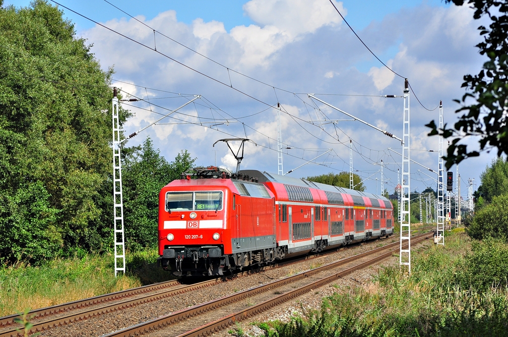 So richtig glcklich wurde die 120 207 in NRW nicht.Ob es nun in Rostock besser luft wird man sehen,drcken wir die Daumen.Am heutigen 13.09.2012 erfreute sie sich jedenfalls bester Gesundheit als sie mit ihrem RE 1 nach Hamburg durch Gragetopshof rauscht.