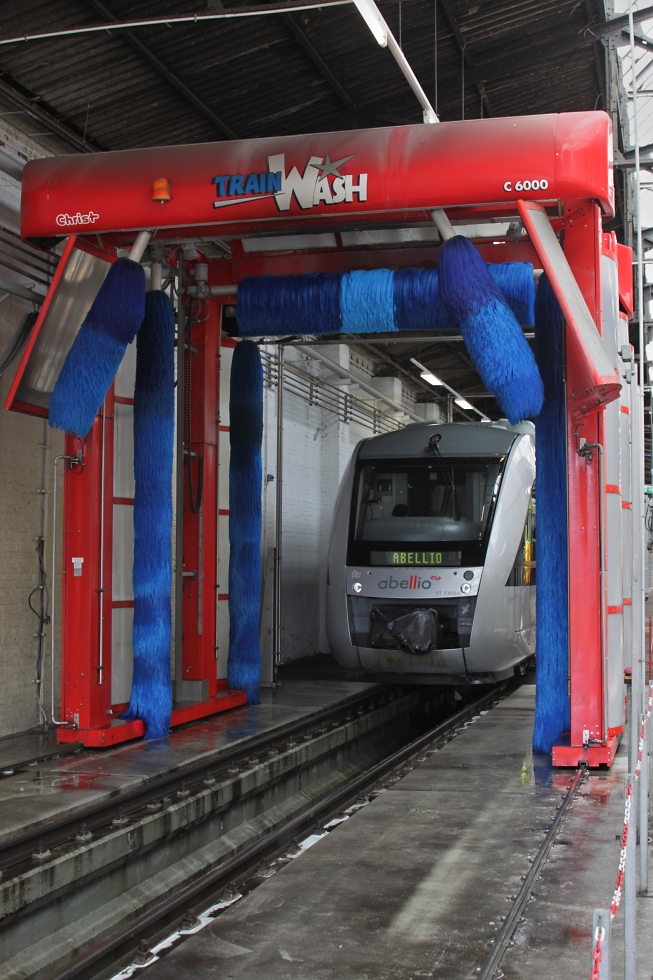 So sieht ein Bestandteil von einer Triebwagen-Waschanlage aus. VT 11 003 hatte den Putzvorgang schon hinter sich...(Hagen,04.09.10)