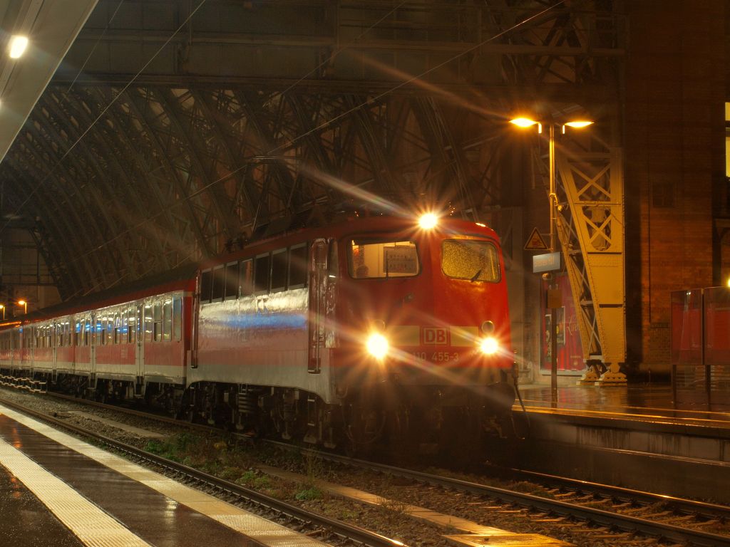 So sieht es dann aus wenn man Wasser auf der Linse hat. 110 455-3 wartet mit ihrer RB nach Oldenburg im Bremer Hbf am 23.10