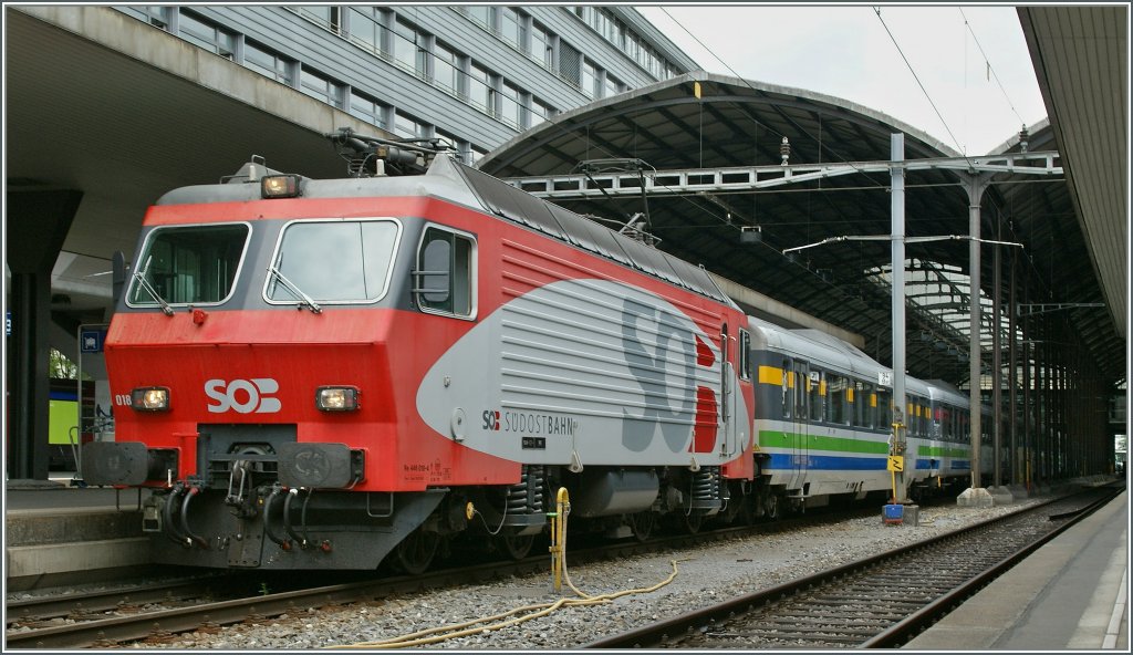 SOB Re 4/4 IV (446 018-4) mit einem  Voralpen Express  nach Romanshorn kurz vor der Abfahrt in Luzern. 
1. Juni 2012