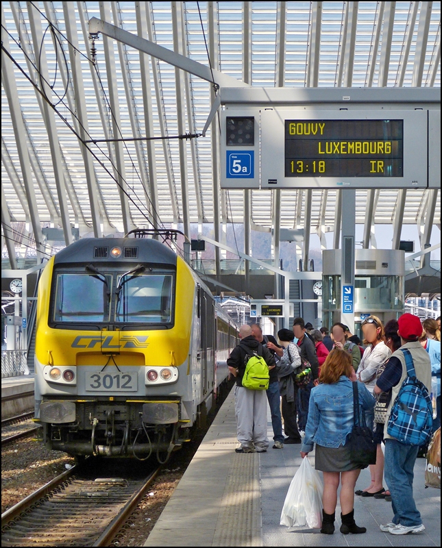 Sogar Sonntags ist der Andrang gro am Bahnsteig in Lige Guillemins, wenn der IR 117 nach Luxembourg einfhrt und trotzdem soll die Strecke nach Gouvy stillgelegt werden, da das Fahrgastaufkommen anscheinend zu gering ist. 25.03.2012 (Jeanny) 