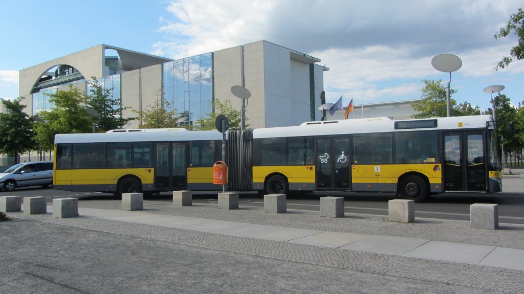 Solaris Urbino 18 Diesel Gelenksbus der Berliner Verkehrsgesellschaft (BVG) am 13.8.2012 auf der Linie M85 von Lichterfelde Sd (S) nach Hauptbahnhof/Washingtonplatz am Platz der Republik kurz vor dem Ziel. Die nchste Haltestelle wird bald Bundeskanzleramt sein. Dieser Bus hat mit ber einer Stunde eine sehr lange Fahrtzeit.