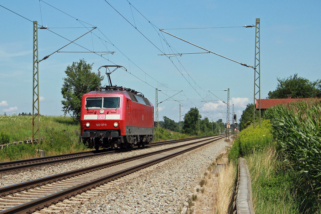 Solofahrt von 120 137 von Mnchen in Richtung Rosenheim bei Hilperting am 26.7.2011.