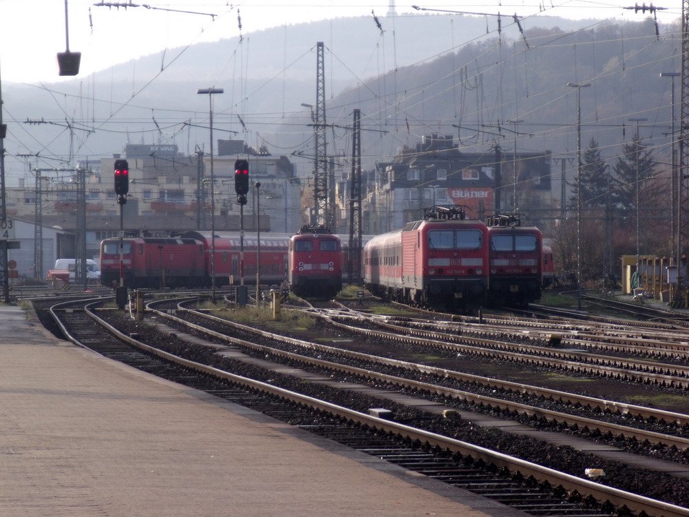 Son kleiner berblick ber die Abstellanlage in Koblenz, zuletzt war die voll von 143ern da die Rechte Rheinstrecke Frankfurt/Wiesbaden <--> Koblenz gesperrt war  das war da ein anblick , hier standen nur die paar 143er und die 110 rum 