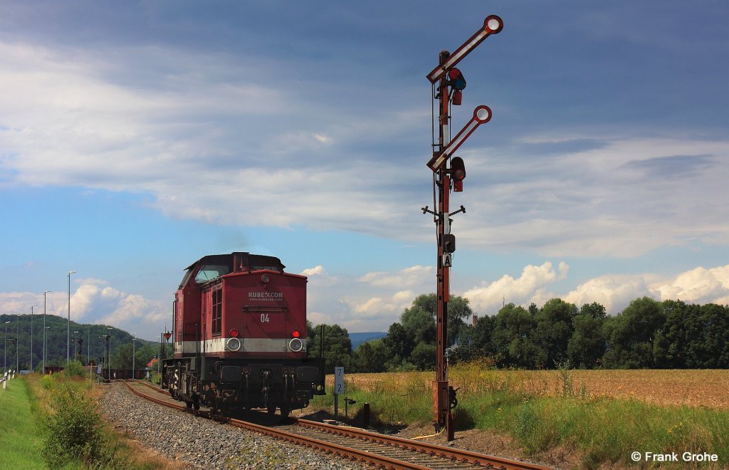 speziell (aber natrlich nicht nur) fr Stefan: die Variante der V 100 mit mehr Abstand zum Signal: 
V 100 KCL 202 787-8, KUBE CON logistics GmbH Lok Nr. 4 auf Leerfahrt von Sangerhausen nach Rottleberode Sd, ex KBS 592 Berga-Kelbra - Stolberg (Harz), fotografiert am Einfahrtsignal Rottleberode Sd am 03.08.2012