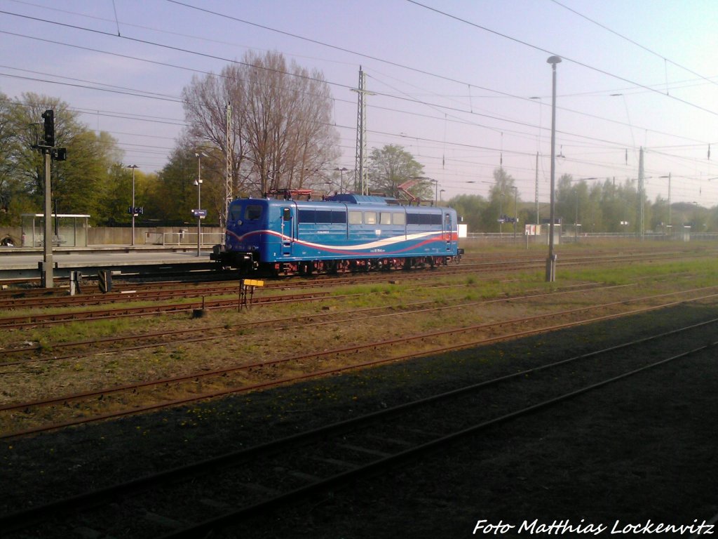 SRI 151 170 macht sich gleich auf dem Rckweg um die 2 Gterzughlfte zuholen und wartet nun auf die Abfahrt in Bergen auf Rgen am 8.5.13