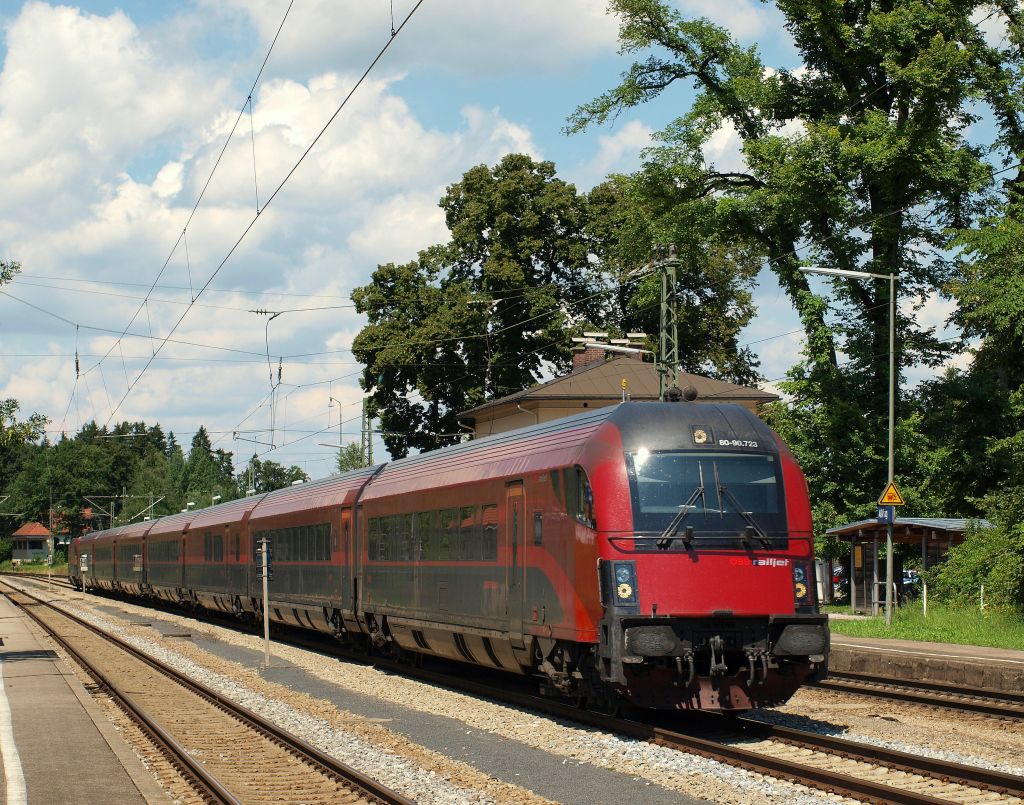 Steuerwagen vorraus rauschte der RJ 67 nach Budapest Keleti pu durch den Bahnhof von Assling am 26.7.11.