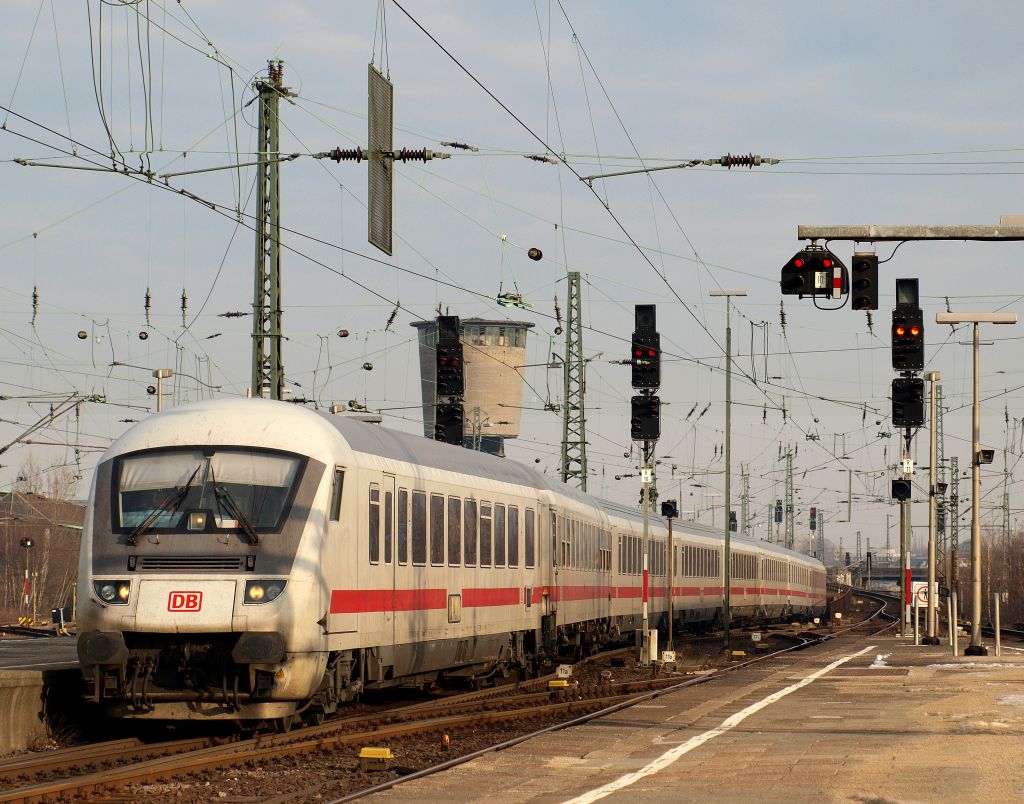 Steuerwagen vorraus wurde der IC 2025 nach Frankfurt/Main am Morgen des 26.2. bereitgestellt,am Ende schob 101 141.