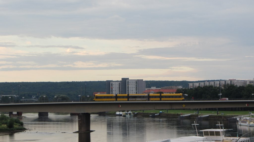 Stra�enbahn der Dresdner Verkehrsbetriebe (DVB) auf einer Elbbr�cke in Dresden.(6.8.2012)