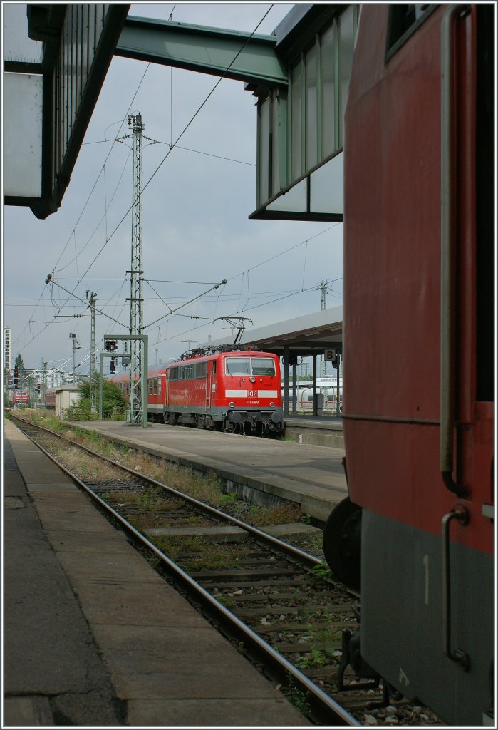 Stuttgart Hbf mit einer ausfahrener 111. 
21. Juni 2012