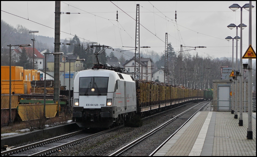 Super-berraschung am 14.01.12 in Kreuztal. HUPAC-Taurus ES 64 U2-102 durchfuhr Kreuztal bei bescheidenem Wetter mit einem Holzzug in Richtung Norden.