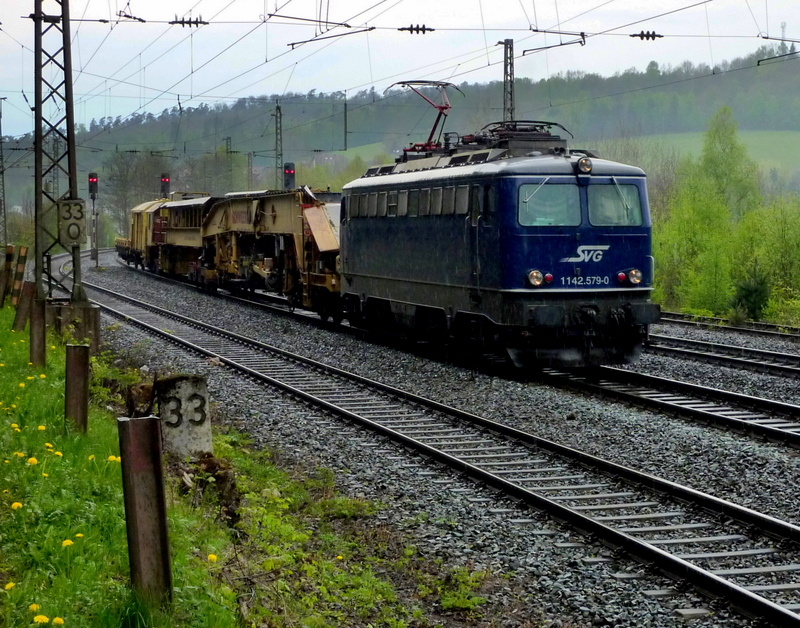 SVG 1142 579-0 mit Bauzug am 02.05.10 in Jossa 