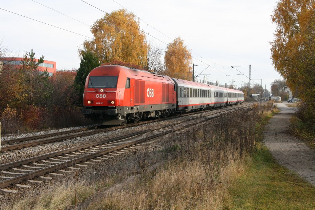 Tglich verkehrt ein Zug aus Linz nach Mnchen und zurck auf der KBS 940. Aus Linz kommend wird in Mhldorf aus dem EC ein RE, welchen ich am 05.11.11 in Poing an meiner klassischen Stelle aufs Bild brachte. Zuglok war die 2016 077-7.
