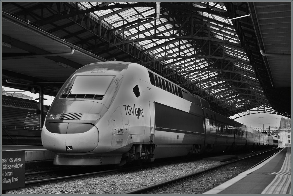 TGV Lyria in  neutralem  S/W.
Lausanne, den 7. Jan. 2013