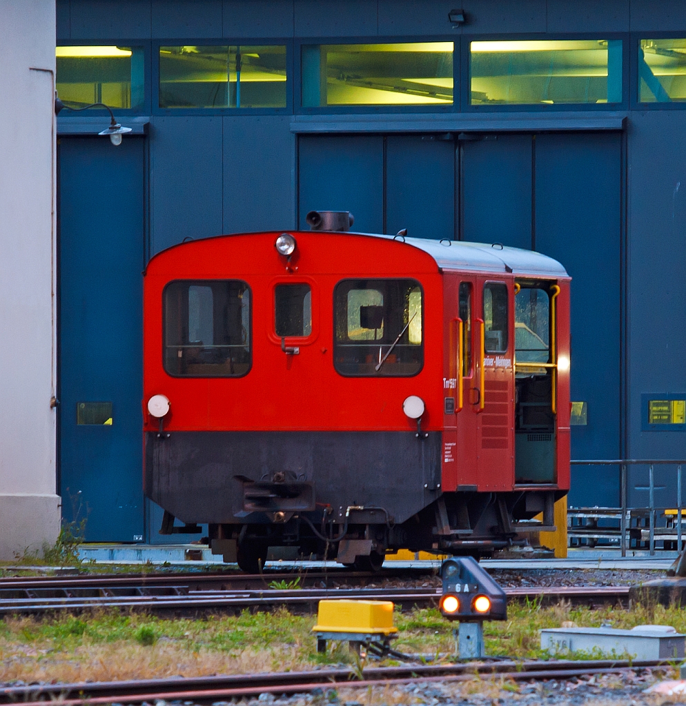 
Tm 2/2 II - 597 (Tm 172 597-7) der der zb (Zentralbahn) abgestellt am 29.09.2012 in Meiringen. 
Der 1.000 mm Diesel-Traktor wurde 1966 unter der Fabriknummer 1765 von RACO (Robert Aebi AG, Zürich) als Typ 95 SA3 RS gebaut und an die SBB ausgeliefert. Er hat einen 70 kW Saurer-Motor.