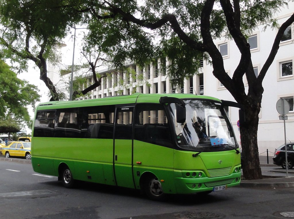 TOYOTA Reisebus in Funchal/Madeira im Mai 2013.