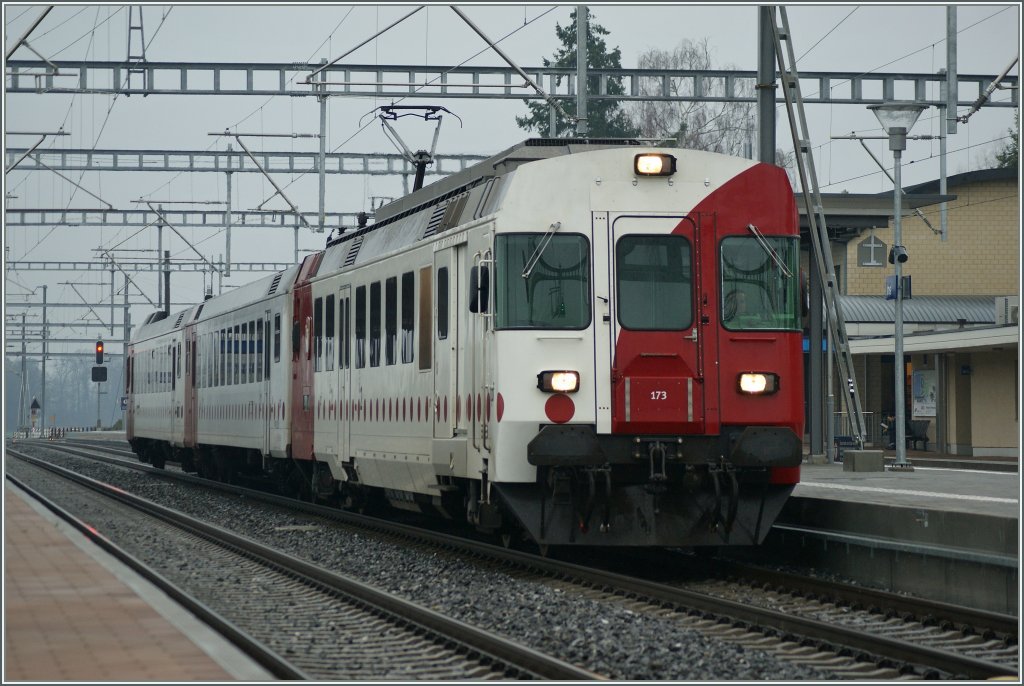 TPF Regionalzug nach Fribourg beim Halt in Ins.
7. Dez. 2009