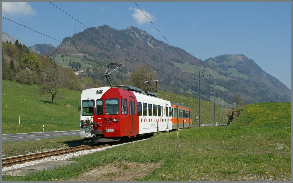 TPF Regionalzug nach Mobovon am 16.04.2011 bei Lessoc. 
