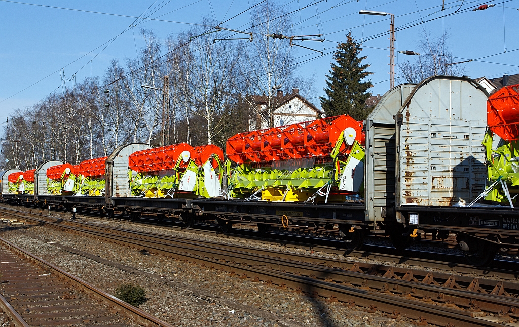 Transwaggon Flachwageneinheit mit geradem Fuboden und festen Stirnwnden (Laalps) , beladen mit VARIO Schneidwerke V750 der Fa. Claas fr Mhdrescher, am 11.02.2012 in einem Gterzug der durch Kreuztal Richtung Hagen fuhr.