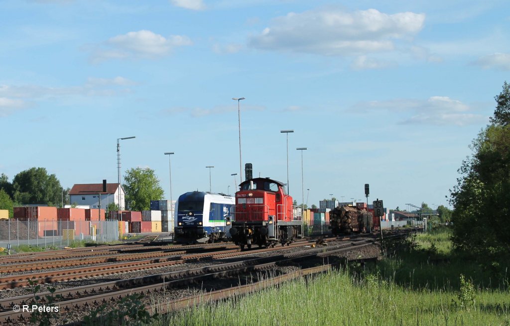 Treffen von 2 verschiedenen Holztransportzgen.... 223 152 mit Container im ATW und 294 753-9 beim Umsetzen von bergabezug 56960 Marktredwitz - ATW Wiesau. 05.06.13