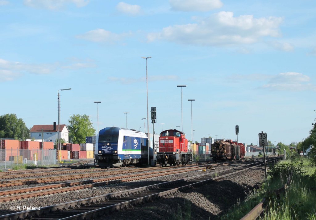 Treffen von 2 verschiedenen Holztransportzgen.... 223 152 mit Container im ATW und 294 753-9 beim Umsetzen von bergabezug 56960 Marktredwitz - ATW Wiesau. 05.06.13