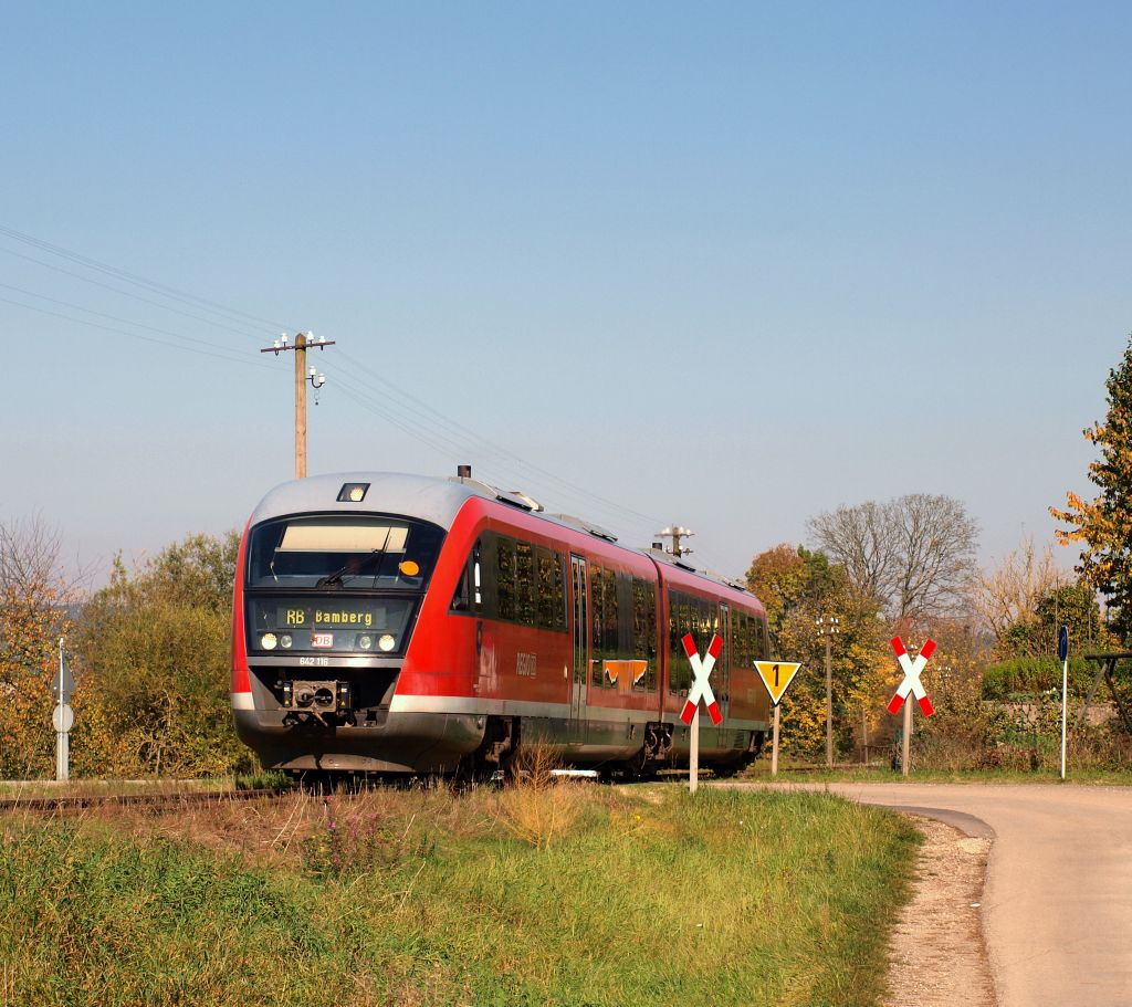 Triebwagen 642 116  Markt Heroldsberg  rollte langsam ber den unbeschrankten Bahnbergang kurz hinter dem Bahnhof Reckendorf am 12.10.