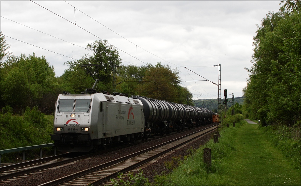 TXL 185 539 mit Kesselzug in Richtung Norden am 10.05.13 in Unkel