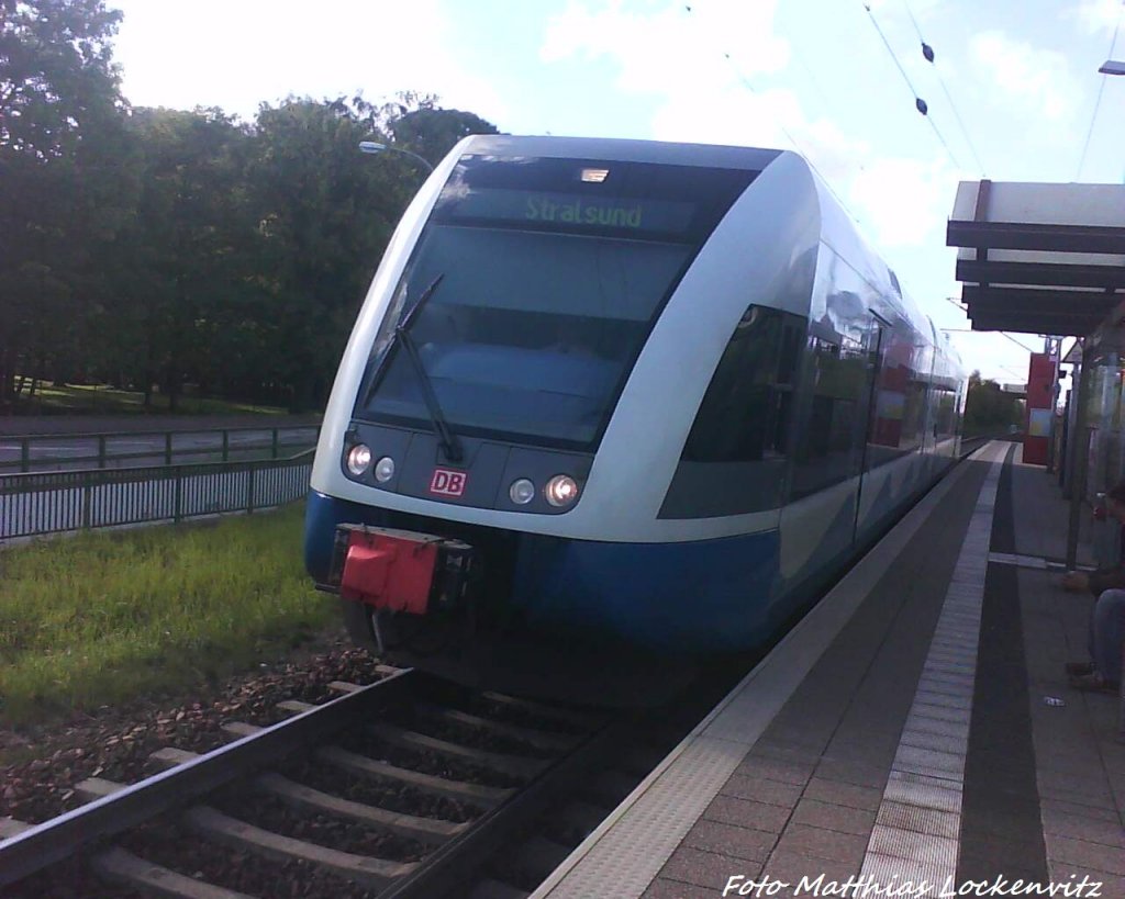 UBB GTW 2/6 mit Ziel Stralsund Hbf im Bahnhof Stralsund - Grnhufe am 15.8.12