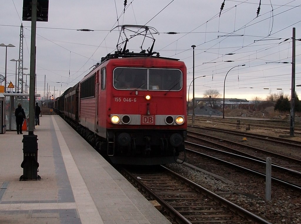 ber Gleis 4 in Bergen/Rgen fuhr 155 046 mit ihren Gterzug nach Mukran.