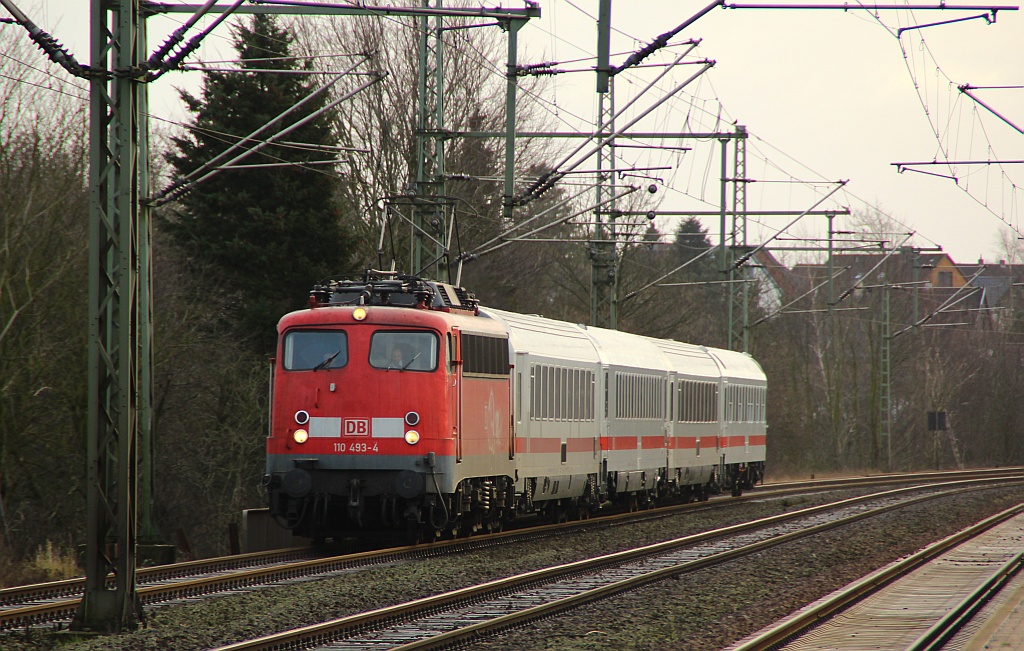 berraschend kam 110 493-4 mit einem Ersatz IC durch Schleswig gefahren. 08.01.12