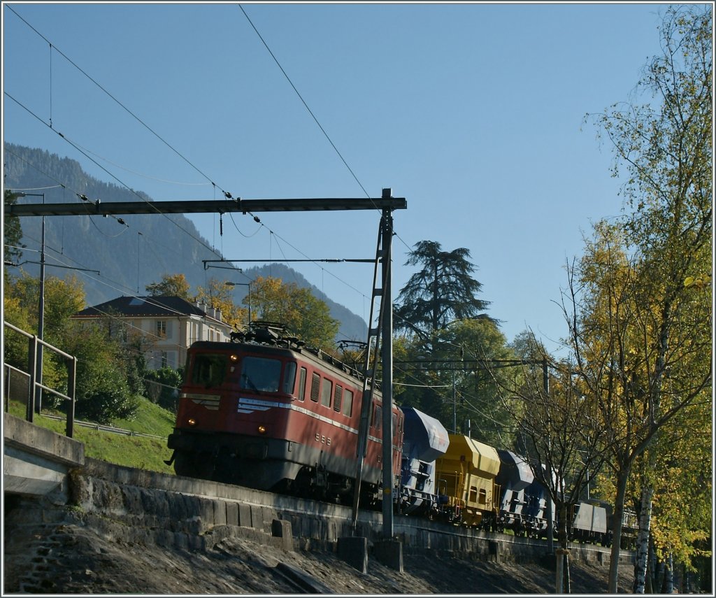 berrascht, (wie immer) hat mich dieser Gterzug mit der Ae 6/6 in der Nhe des Chteau de Chillon. Da die ehemals  so stolze  Gotthardlok  nun nicht mehr ins Konzept der SBB passt folglich auf den Fahrplanwechsel abgestellte wird, wage ich diese, nicht ganz gelungene Aufnahme trotzdem zu zeigen.
30. Okt. 2012