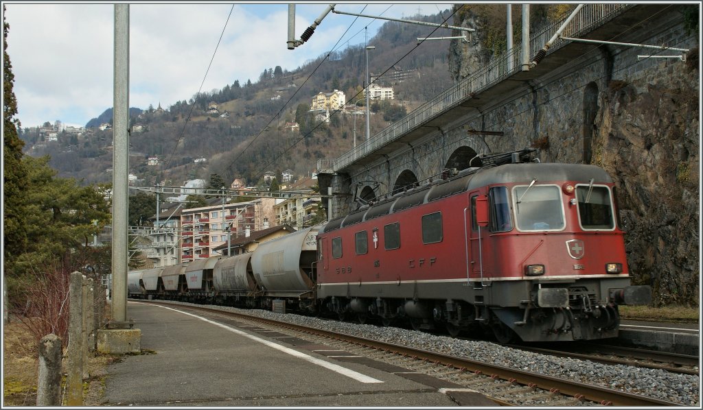 berrascht, das zeigt sich am Fotostandpunkt, wurden wir am 26. Feb 2012 vom  Spaghetti  Zug Frankreich - Italien, der hier bei der Durchfahrt der Haltestelle Veytaux Chillon zu sehen ist.
