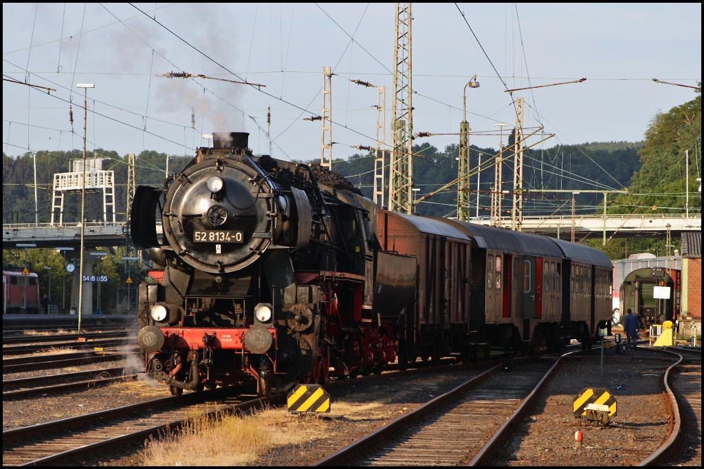 berraschung am Morgen des 03.06.11 in Siegen. 52 8134 unter Dampf und abfahrbereit in Richtung Kreuztal. Ich htte gerne auch ein Bild von der anderen Seite gemacht, doch leider versperrte mir ein Flirt die Sicht auf den Zug...