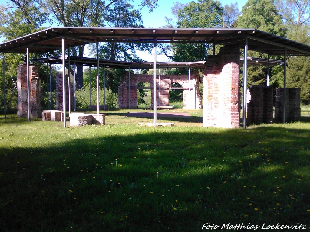 berreste des Ehemaligen Vasanenhaus im Putbusser Park am 23.5.13