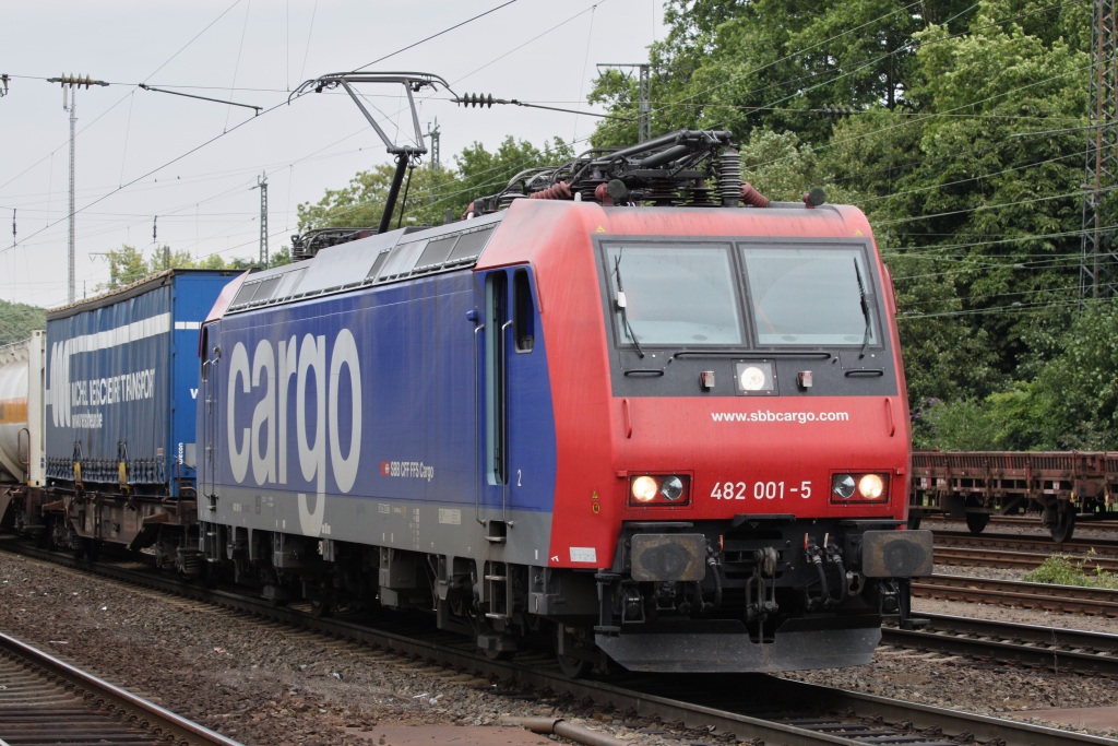 Um einen Tf-Wechsel durchfhren zu knnen hielt 482 001 fr eine kurze Zeit am 16.07.11 in Kln West