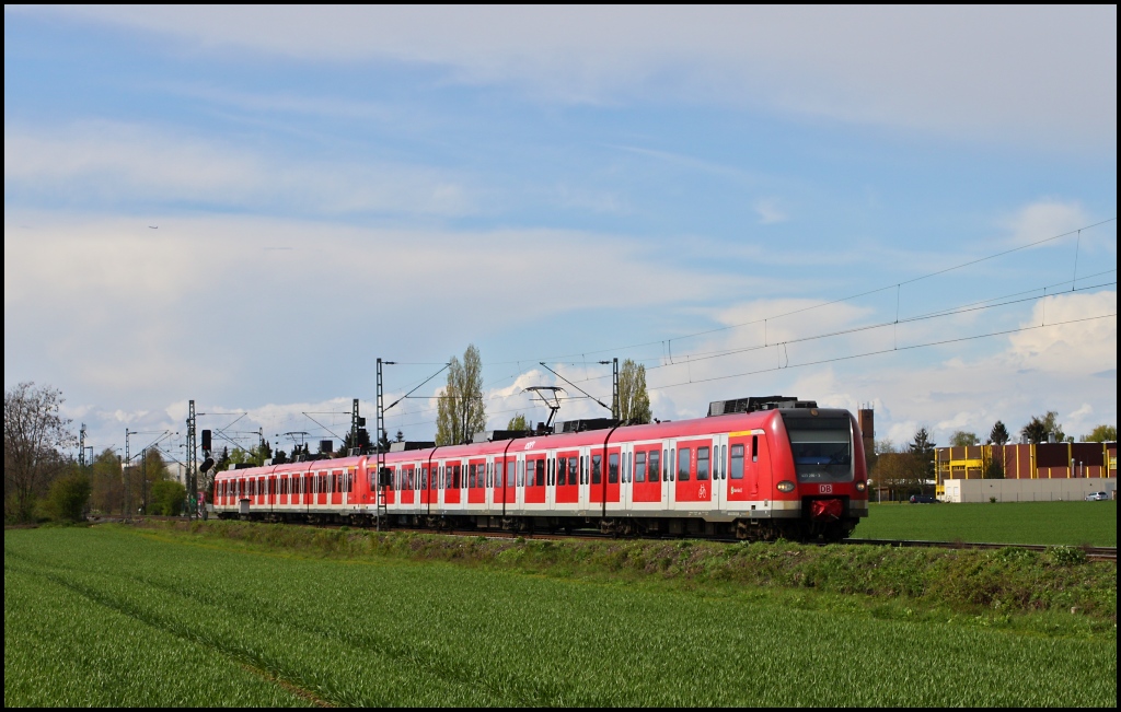 Und von der anderen Seite...423 296 und 423 182 als S 11 nach Bergisch Gladbach am 21.04.12 in der Nhe von Neuss