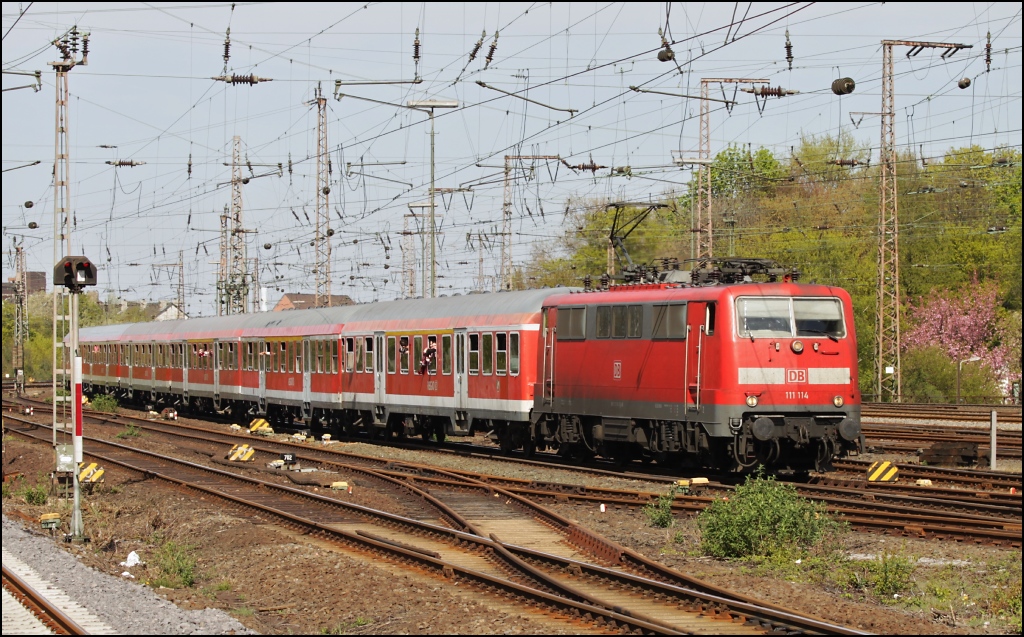 Und da kamen die Fuballfans mit der 111 114 wieder zurck...Fahrt fhrte ohne Halt durch den Duisburger Hbf in Richtung Dsseldorf. (09.04.11)