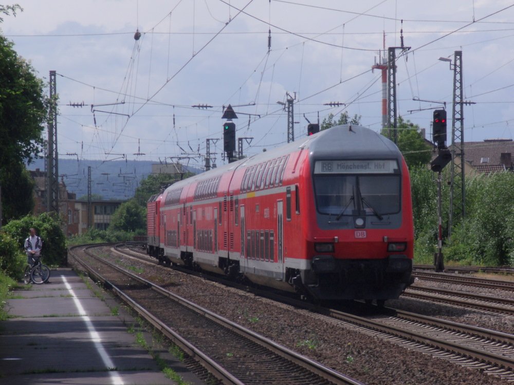 und da ist sie weg die 143 568 4 :D 
gesehen in Neuwied

P.S.: der Typ berschreitet gleich die Gleise......*kopfschttel* es gibt bessere Wege zum Sterben sag ich nur