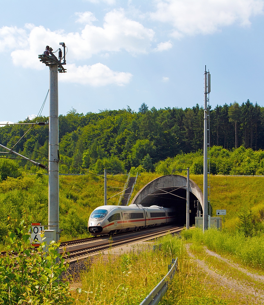 Und hier kommt er heraus - Ein ICE 3 schiet am 09.07.2013 aus dem Sdportal (bei km 101,6) aus dem Tunnel Elzer Berg (1.110 m lang) in Richtung Frankfurt/Main, auf der Schnellfahrstrecke Kln–Rhein/Main (KBS 472).