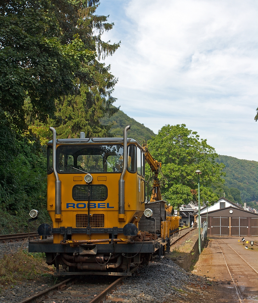 Und hier von vorne - Der 1000 mm Robel Rottenkraftwagen SKL 53  Hansemann  (Schwer-Kleinwagen-Nr.  53.0592) der Brohltalbahn (ex. DB 53.0592) mit angehngten Kleinwagenanhnger BEG 142 abgestellt am 02.09.2012 im Bf Bohl BE.