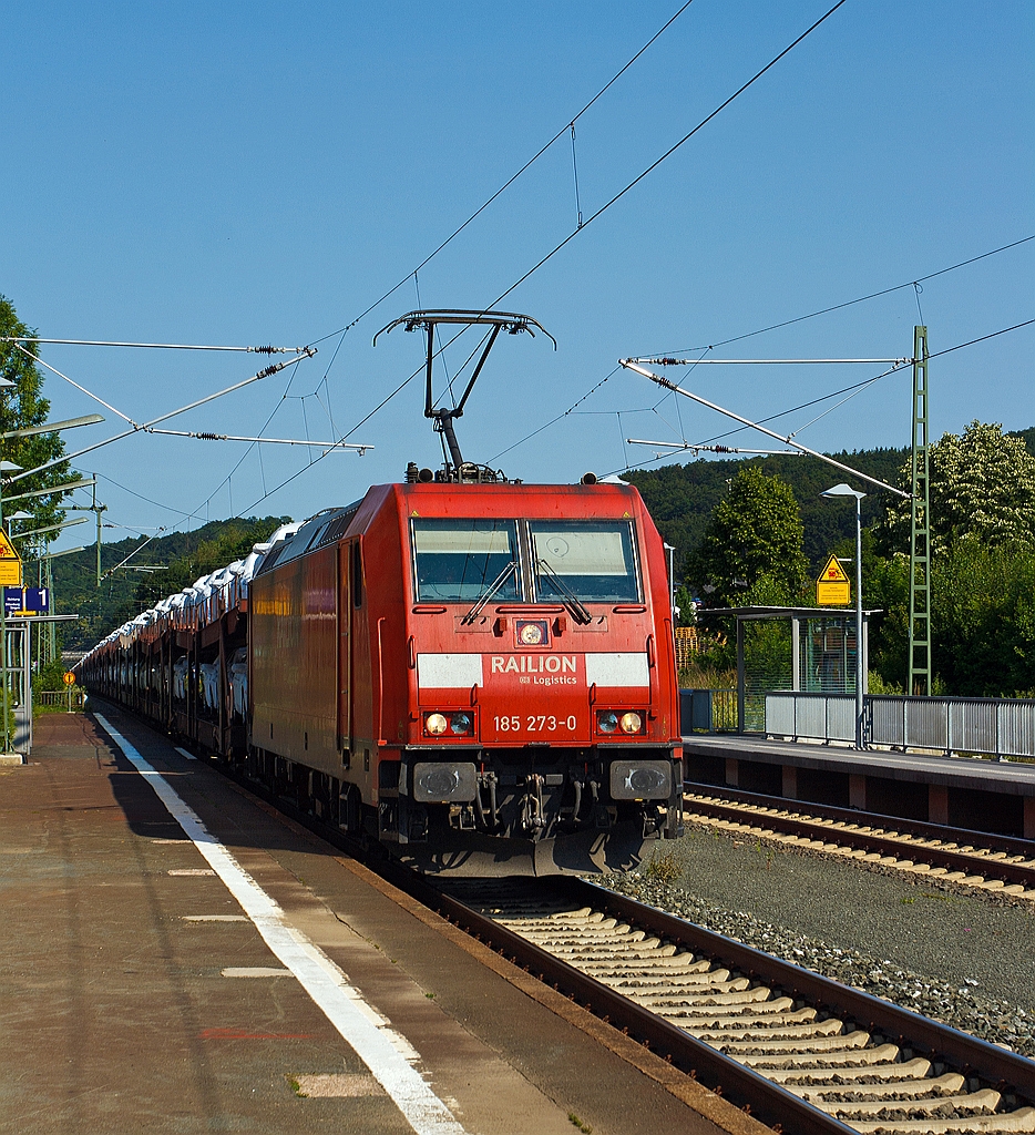 Und noch ein Zug mit vielen Autos die vier Ringe haben....
185 273-0 der DB Schenker Rail (eine Bombardier TRAXX F140 AC2) zieht am 07.07.2013 einen sehr langen Autozug (mit Neuwagen der Marke mit den vier Ringen) durch den Bahnhof Ehringshausen (Kr. Wetzlar). 
Die Lok wurde 2006 bei  Bombardier in Kassel unter der Fabriknummer 34130 gebaut.