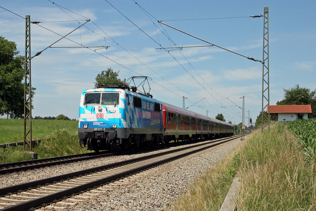 Und noch mal ein Maxl-Bild. 111 017 mit Rb von Mnchen nach Salzburg bei Hilperting am 22.6.2011.