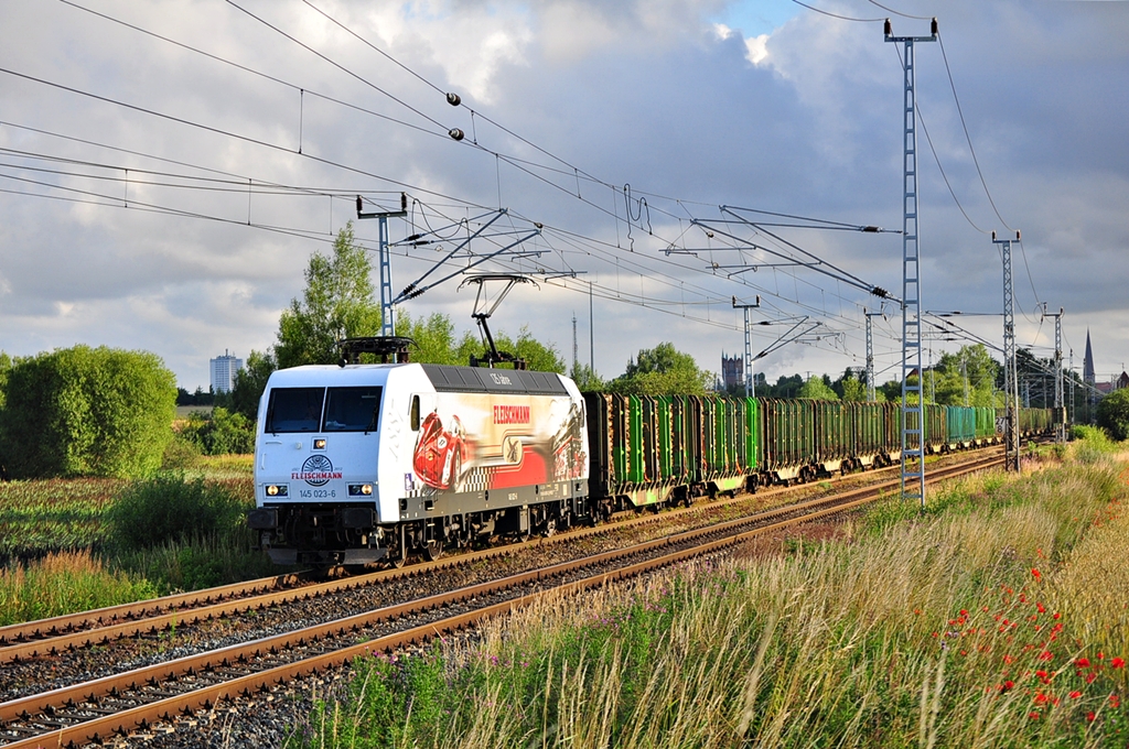 Und nochmal mit dem unter den  Ausleger geschweiten Bgel .Am frhen Morgen des 22.07.2012 rollt die 145 023 der Press durch Sildemow.Die Fahrt geht nach Stendal.