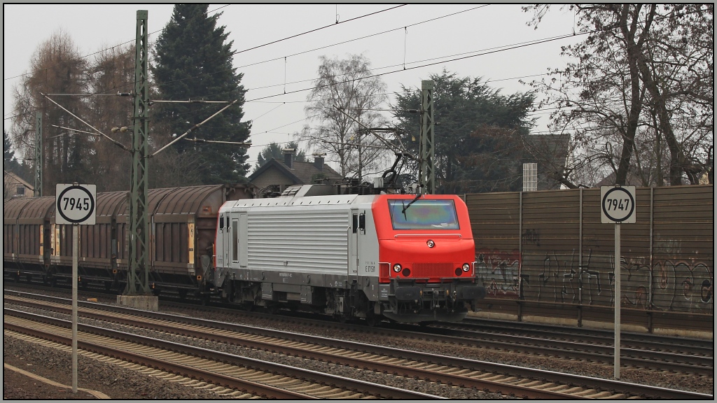 Und nochmal im  Rahmen . E 37 531 am 19.02.11 in Spich. Wei zufllig jemand, was die Schilder bedeuten? 