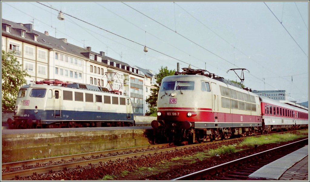 Und nun beide zusammen: Die 103 108-7 mit einem IC und die 110 417-3  in Koblenz. 12. Mai 1998.

